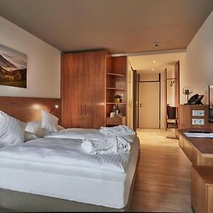Standard Zimmer mit Kingsize-Bett